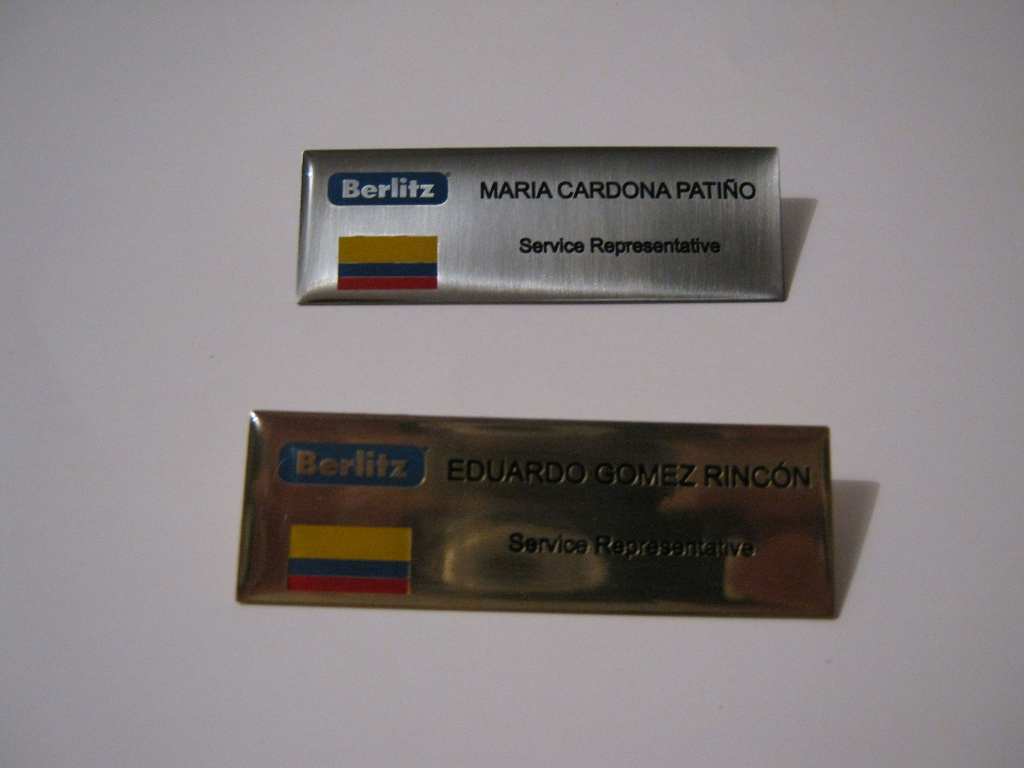 BERLITZ, GAFETES DE IDENTIFICACION, GAFETES EMPRESARIALES, GAFETES CORPORATIVOS, AMA JOYERIA CORPORATIVA